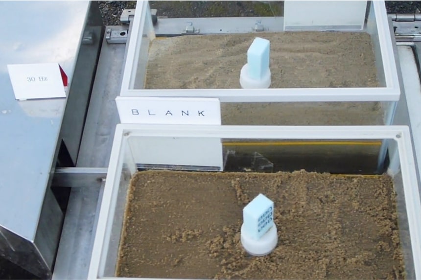 地盤改良の有無による振動試験の様子
